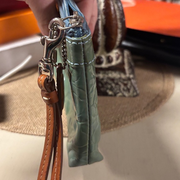 Coach Green Wristlet    Perfect condition - Picture 6 of 8